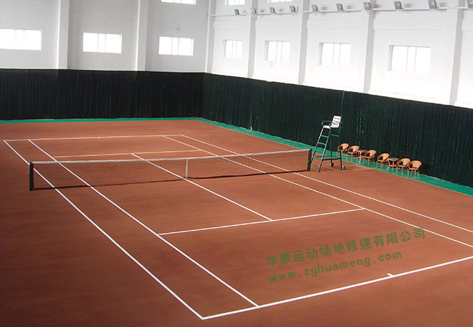 草地、硬地和紅土場地，打網球哪個更好