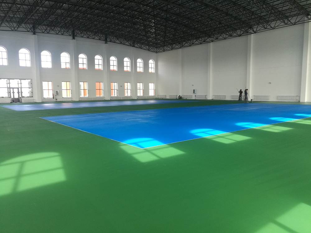 滿洲里經(jīng)濟開發(fā)區(qū)的塑膠網(wǎng)球場地施工中